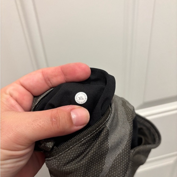 Lululemon T.H.E. Short 7" Mesh *Linerless
Variegated Mesh Camo Max Dark Olive - Picture 8 of 8